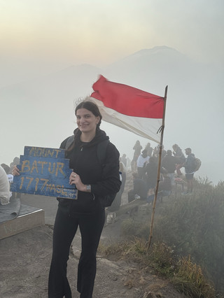 Petualangan Sehari yang Tak Terlupakan: Matahari Terbit di Gunung Batur, Teras Sawah, dan Keajaiban Air Terjun