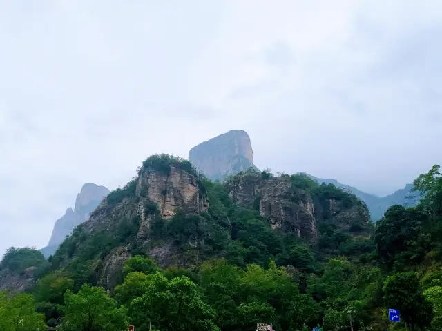 Visit the Lingyan of the famous mountain Yandang