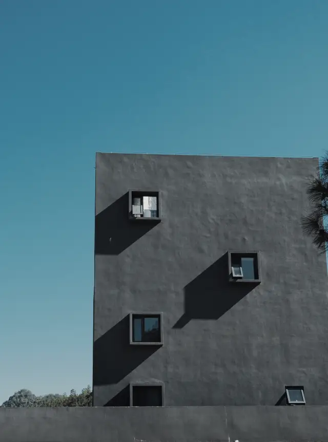 ว่านนานของป่าแดงที่หล่นลงสุดท้ายก็แดงแล้ว คราวนี้เข้าพักที่โรงแรมนิกาย