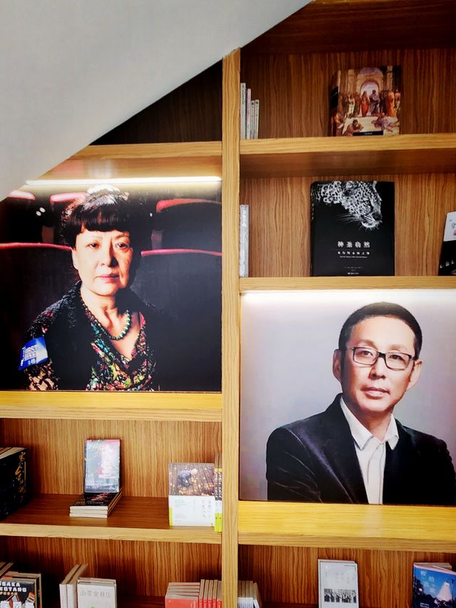西影大廈有一個以電影之名點亮一城書香的影屋