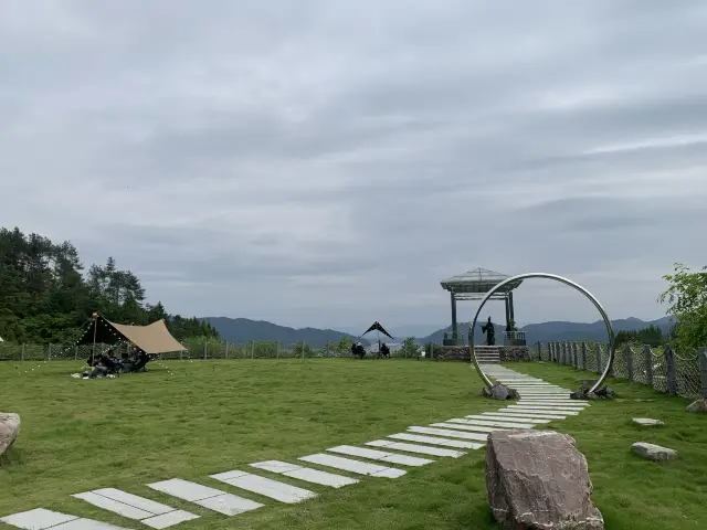 The Qiandao Lake Service Area on the Li-Ning Expressway features a unique starry sky camping experience