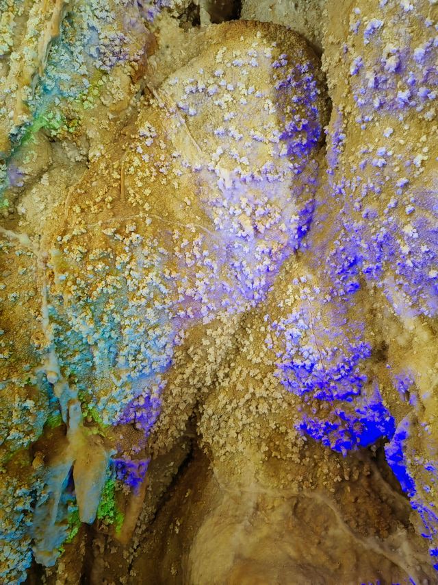 洞內生花一一廣西巴馬水晶宮