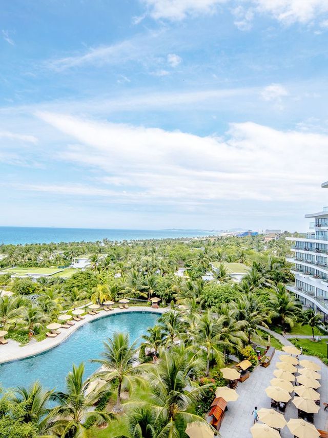 🌴🏖️ Cam Ranh's Coastal Charm: Top Resort Pick! 🌞🌊