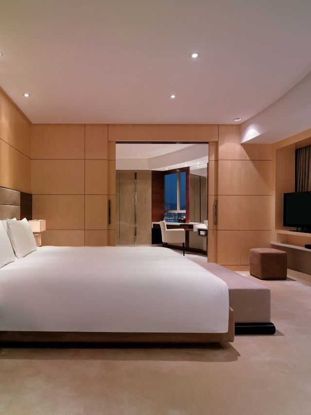 🌟 Hong Kong Hotspot: Hyatt Regency TST's Luxe Comforts 🌃✨