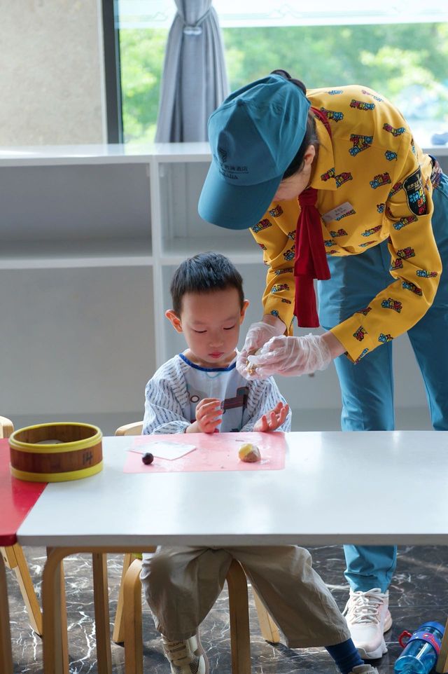 竟然帶住小朋友入住佢最鍾意嘅超級飛俠世界。