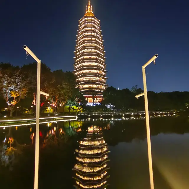 夜晚的紅梅公園