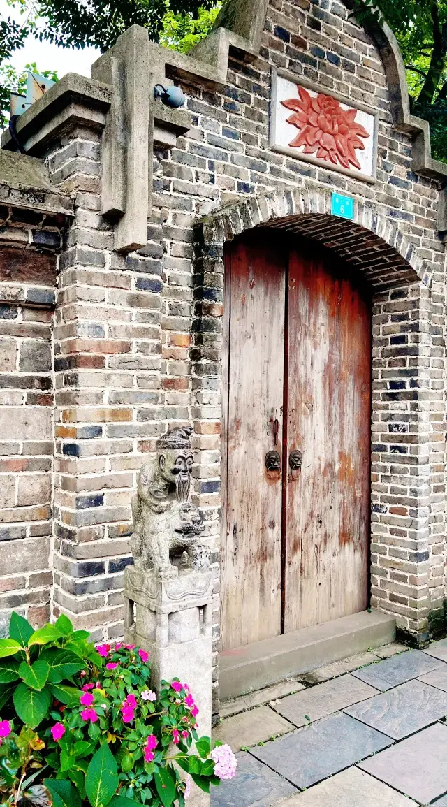 Check in at Anren Ancient Town, Chengdu. 