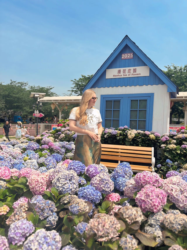 Try not to drown in the “Sea of Flowers” 🌺 in Chengdu!