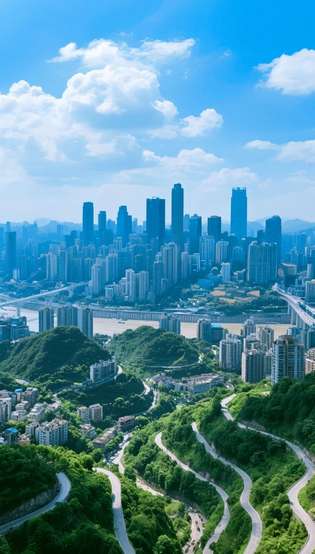 2025重慶必打卡！18個神仙機位，解鎖山城AB面   山城重慶，一個將魔幻與煙火完美融合的城市，每