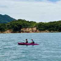 🌊西貢半月灣｜傳說中嘅玻璃果凍海！瞓住嘆日光浴超Chill～