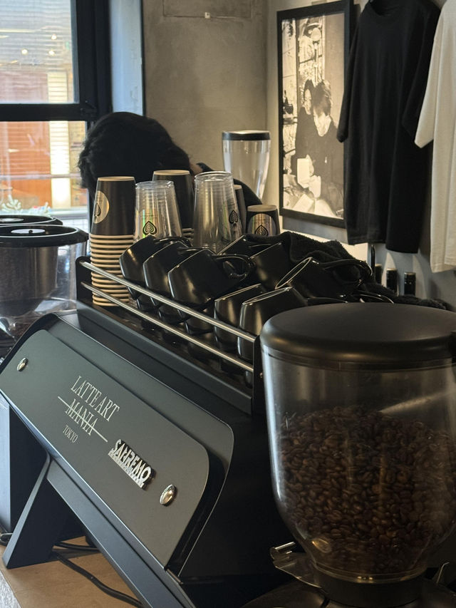 🇯🇵東京外苑前探店｜黑魂系拉花咖啡館☕️每杯都是藝術品！