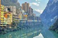 ## 雲南鹽津旅遊攻略：探秘峽谷岩城，穿越千年古道  鹽津，深藏於雲南東北部烏蒙山脈腹地，一個被奔騰