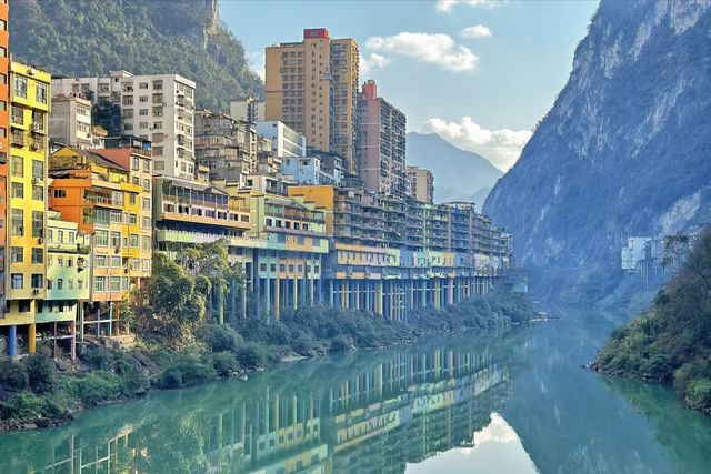 ## 雲南鹽津旅遊攻略：探秘峽谷岩城，穿越千年古道  鹽津，深藏於雲南東北部烏蒙山脈腹地，一個被奔騰