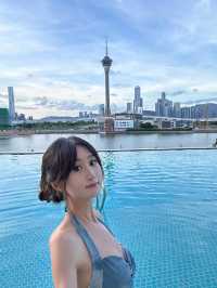 YOHO金銀島的無邊泳池真的一見傾心！跳入水中的瞬間，簡直想一直游下去～🏊‍♀️ 