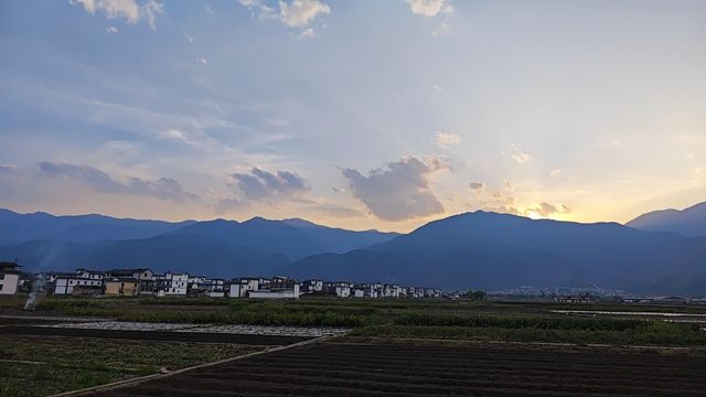 大理必去打卡嘅喜洲古鎮一日遊！騎住電動車，穿梭喺洱海邊嘅田園風光入面，呢份文藝又寫意嘅行程安排收好喇