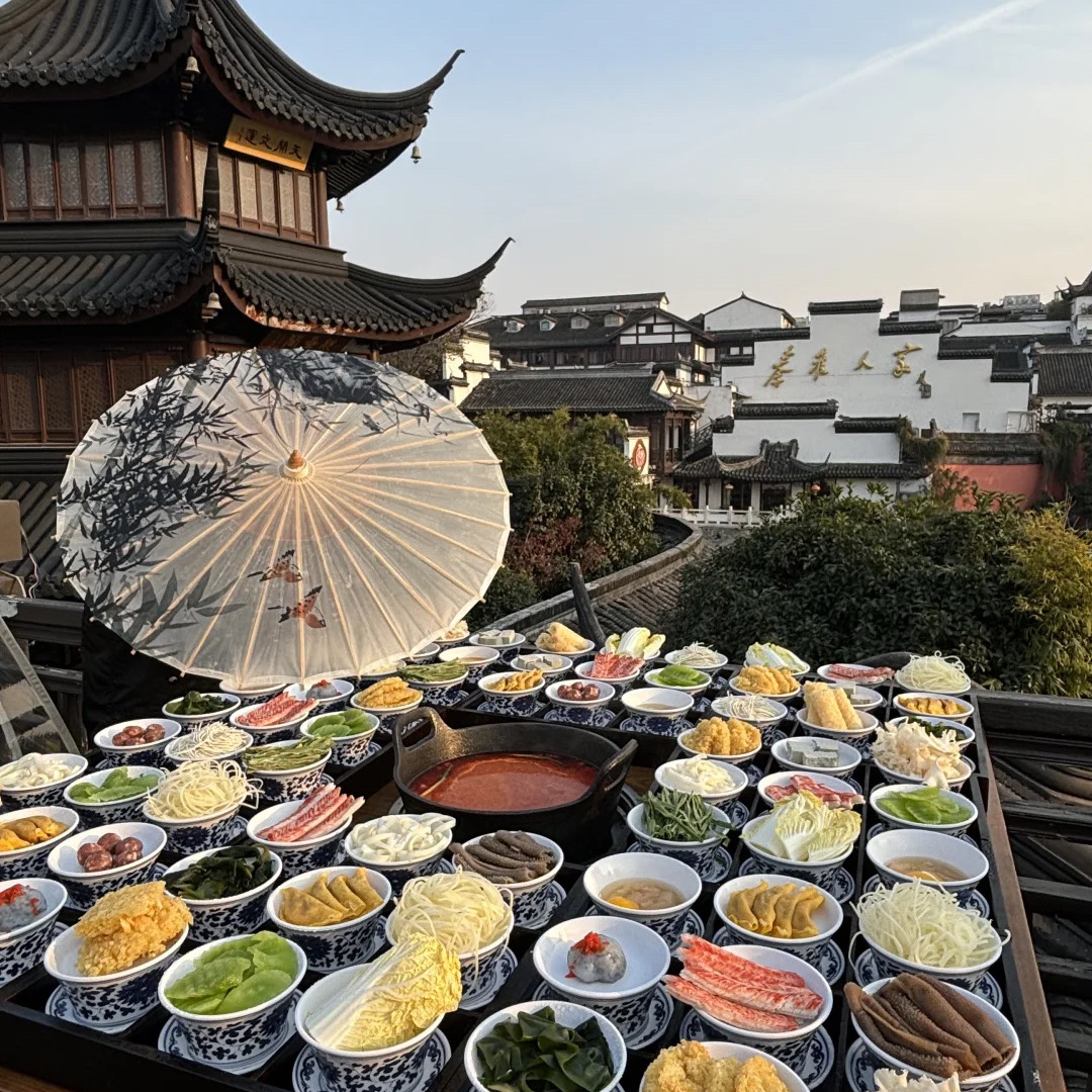 #報名8月酒店試睡員2025 


講真，喺秦淮河畔、夫子廟旁邊食火鍋，呢種感覺真係冇得頂！邊涮肉邊睇住河景，浪漫到想尖叫～

個鍋底一定要揀番茄鍋！係呢度嘅招牌，味道濃到不得了，涮咩都好食～ 個九宮格青花瓷小碗超精致，裝住蟹肉棒、毛肚、肥牛、貢菜丸子、魚籽蝦滑...樣樣都新鮮到彈牙！

仲有啲糯叽叽糖水，簡直係靈魂所在～ 芋泥麻薯可以拉好長嘅絲，一啖落去軟糯到入心；桂花糰子帶住淡淡桂花香，清新到冇朋友；仲有夫子廟形狀嘅果凍，做得維妙維肖，打卡一流！

黃昏時分仲可以欣賞秦淮河日落，呢種體驗真係絕了～ 間店叫「晚园·江南火锅」，夫子庙貢院街店就有，大家就近去就得啦！

