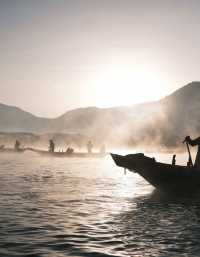 晨霧中的瀘沽湖，太美了