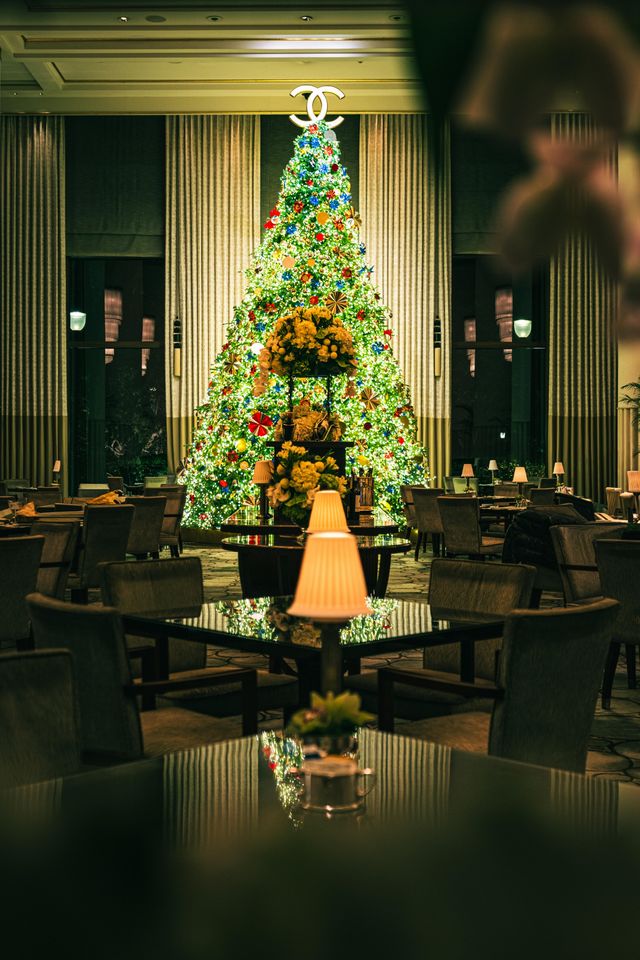 魔都外灘半島酒店超大聖誕樹已就位 魔都外灘半島酒店超大聖誕樹已就位