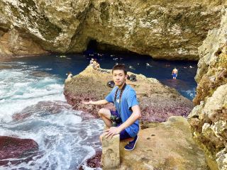 Голубой грот на острове Сайпан, США, — это потрясающая пещера, полная сталактитов и сталагмитов. Она соединяется с Тихим океаном тремя протоками и окружена коралловыми рифами.