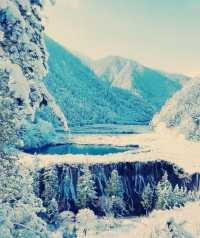 冬幻九寨365天倒映嘅仙境全部喺晒度喇 想逃離城市?一秒鐘墜入藍色仙境!九寨溝嘅冬天真係被嚴