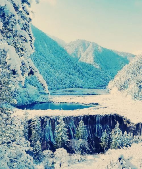 冬幻九寨365天倒映嘅仙境全部喺晒度喇 想逃離城市?一秒鐘墜入藍色仙境!九寨溝嘅冬天真係被嚴 冬幻九寨365天倒映嘅仙境全部喺晒度喇 想逃離城市?一秒鐘墜入藍色仙境!九寨溝嘅冬天真係被嚴