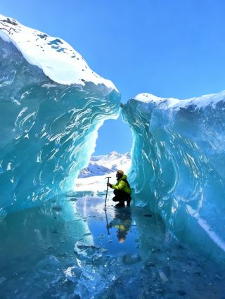 "The secret realm of blue ice is not just a glimpse of eternity, but also an answer left for the future."‌