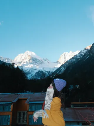 A weekend for Chengdu workers: golden sunlight on the mountain, glacier hiking, and hot springs