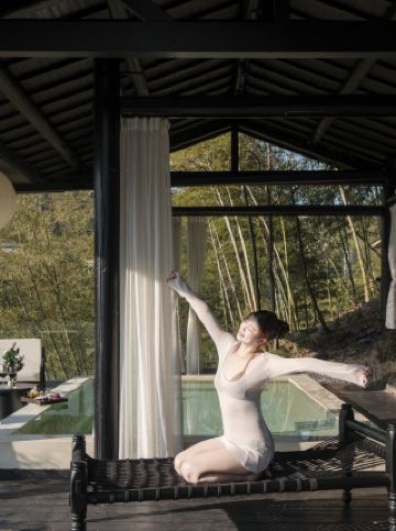 หลีกเลี่ยงฝูงชนในวันวาเลนไทน์นี้! เกสต์เฮาส์บ่อน้ำพุร้อนบนยอดเขาในอันจี มอบทัศนียภาพอันงดงามของป่าไผ่และท้องฟ้าที่เต็มไปด้วยดวงดาว