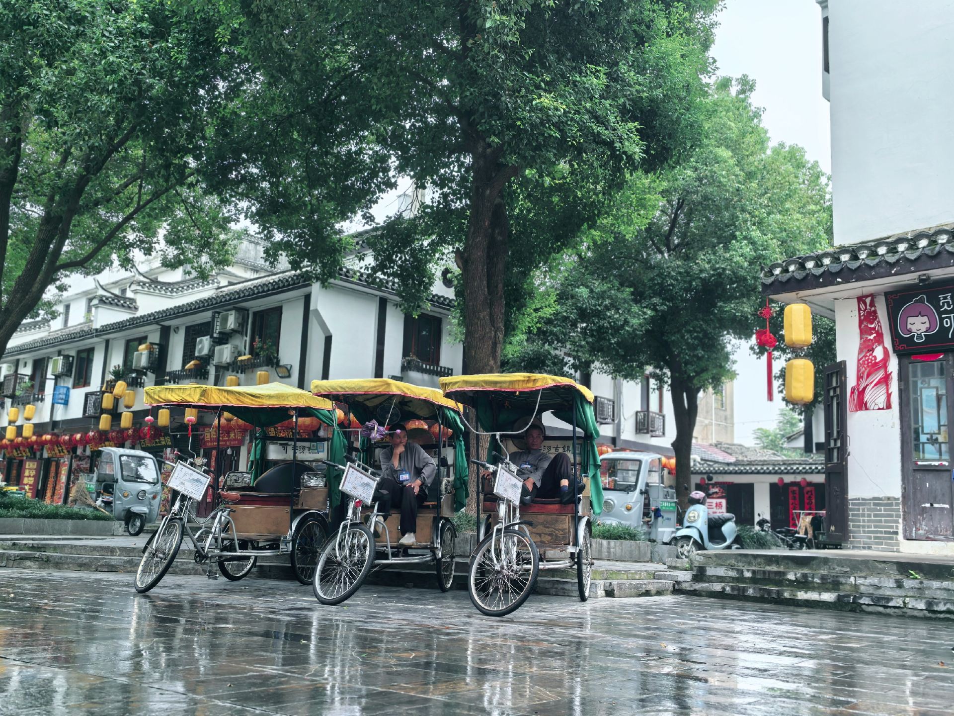 Thị trấn cổ Tam Hà, quê hương của Dương Chân Ninh, đang tấp nập du khách!