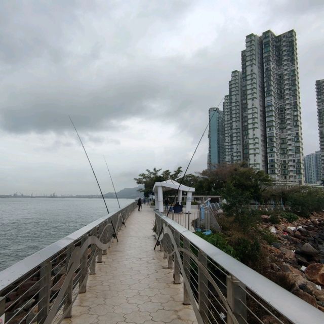 細雨濛濛🌧慢步行，屯門碼頭，海濱花園