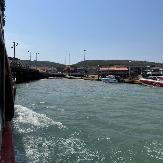 ท่าเรือหน้าบ้าน จุดเช็คอินที่แรกเมื่อมาถึงเกาะล้าน