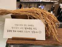 클레식한 이름에 끌려서 들어간 하얀색의 카페 "연남다방"