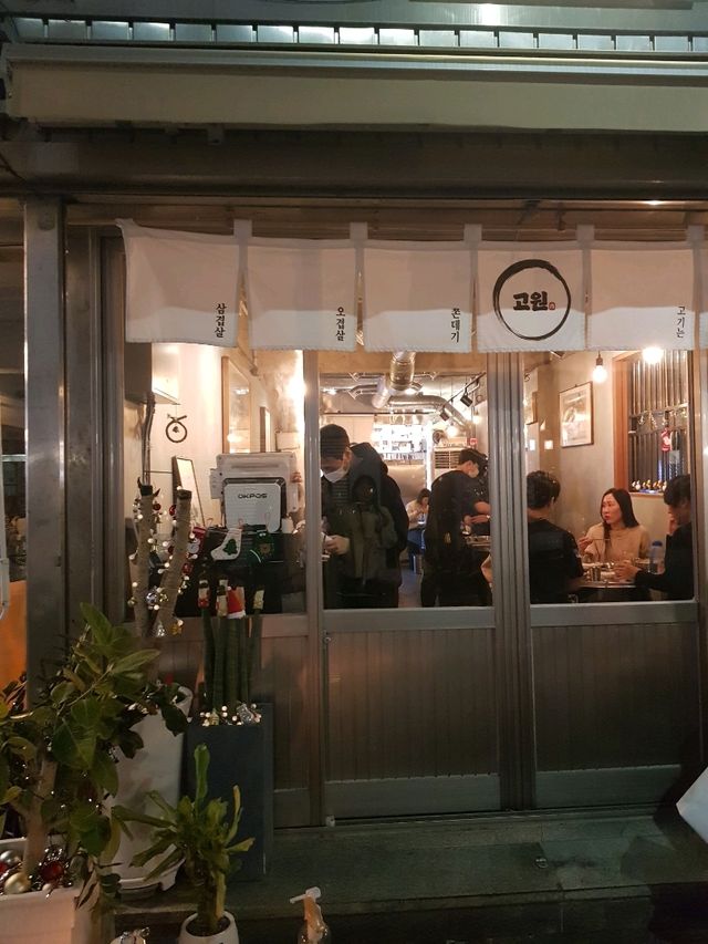 돌판에 삼겹살을 구워주는 전포동 고원