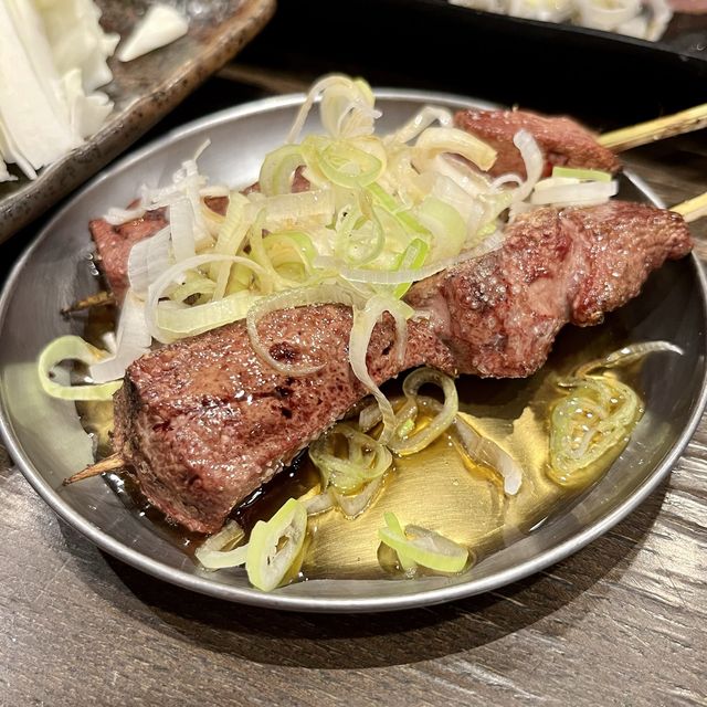 【神戸・三宮】希少部位の絶品焼きとんが1本120円「四文屋 三宮2号店」