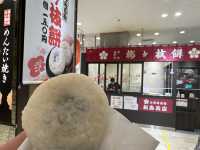 福岡・博多駅。博多駅で太宰府名物『梅ヶ枝餅』の焼きたてが食べられる『松島茶店』