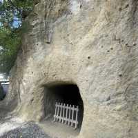 【淡路島】岩屋城跡の崖下洞窟に祀られた「岩樟神社」