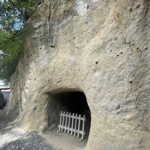 【淡路島】岩屋城跡の崖下洞窟に祀られた「岩樟神社」