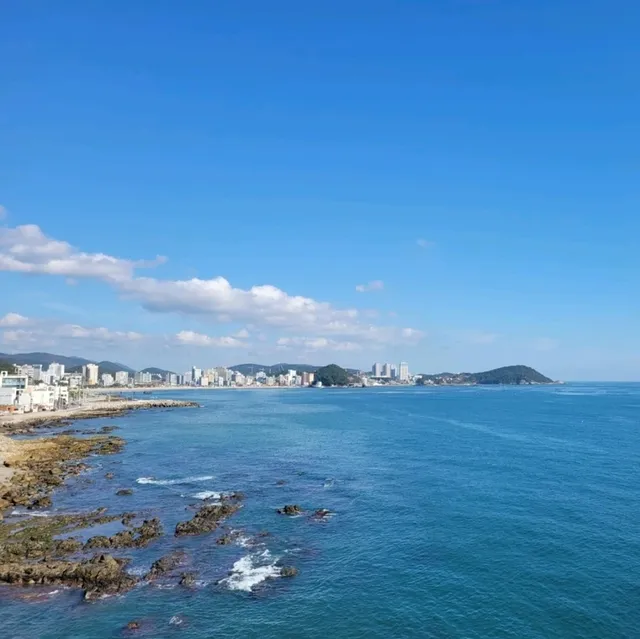 釜山🇰🇷青沙浦天空步道紅白燈塔～海水湛藍🌊