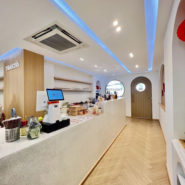 นั่งขิวๆที่ร้าน Toasto cafa ติดกับ mrt ท่าพระ 