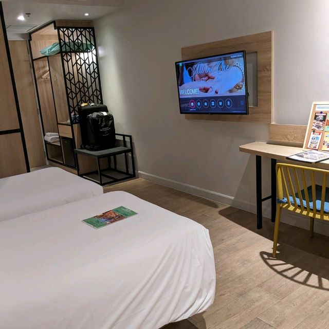 ホテルの部屋のカーテンを開けたら、グリーンが綺麗なスカイガーデンだった。