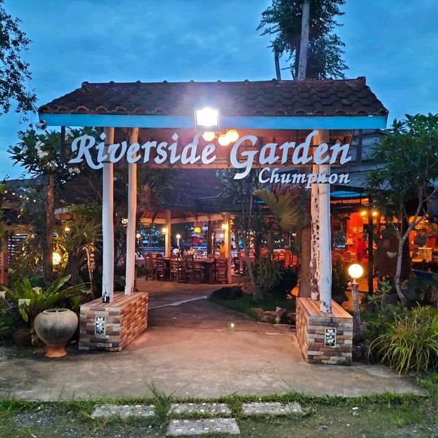 หิวแล้วแวะกินมื้อค่ำก่อนที่ Riverside garden