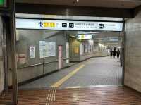 福岡・博多。博多駅の地下街と地下鉄祇園駅を結ぶ『祇園駅(博多旧市街口)方面連絡通路』と『Fギャラリー』