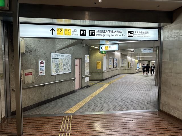 福岡・博多。博多駅の地下街と地下鉄祇園駅を結ぶ『祇園駅(博多旧市街口)方面連絡通路』と『Fギャラリー』