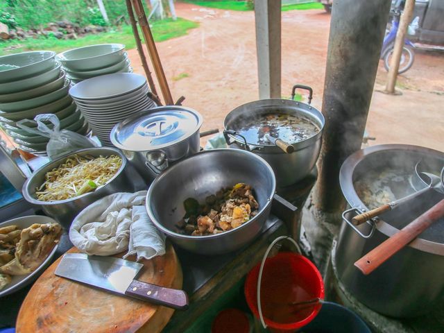 ก๋วยเตี๋ยวเตาฟืนป้าไฉน ตามสไตล์บ้านๆ