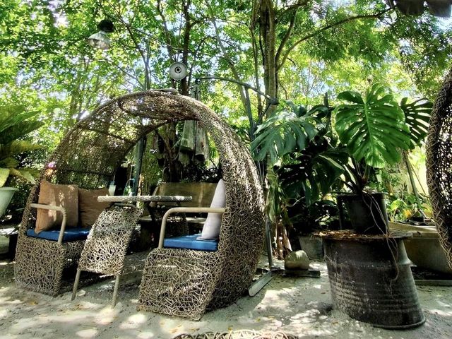 Layback and sips cafe at Ban Thaut cafe