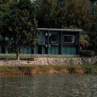 นั่งมองทะเลสาบและพระอาทิตย์ตกที่ inraya ratchaburi