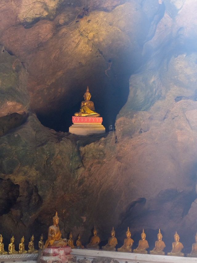 วัดถ้ำเขาหลวง จังหวัดเพชรบุรี