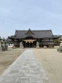 鮮やかな鳥居の稲荷神社