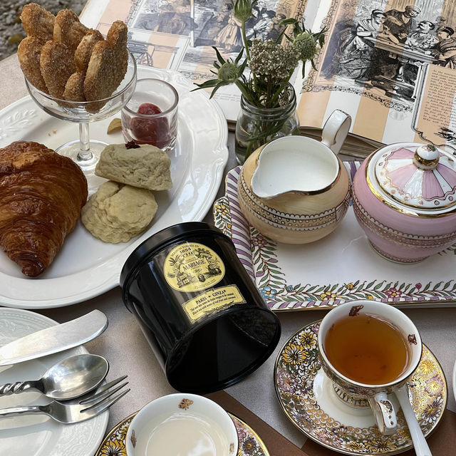 Afternoon tea with  Chuanpisamai house 