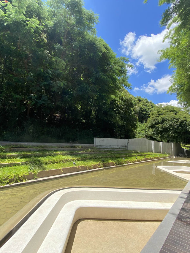 รีวอตท่ามกลางหุบเขาใกล้สวนน้ำ